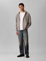 Buzo con capucha, cierre frontal completo y bolsillos tipo canguro dividido, de marca Calvin Klein.