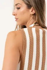 Chaleco tejido a rayas beige y blanco, con escote en V y cierre con ganchitos.