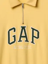 Buzo de algodón con medio cierre frontal y cuello tipo polo. Presenta el logo de la marca Gap bordado en el pecho en tonos azules.