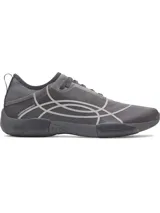 Championes de entrenamiento Under Armour modelo W Sculpt TR, de color gris oscuro, diseñados específicamente para mujeres. Presentan una parte superior de micromalla transparente con un patrón de líneas impresas en 3D, lengüeta de una sola pieza y amortiguación de EVA en la entresuela.