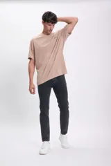 Pantalón jean slim de color gris oscuro, con diseño clásico de cinco bolsillos y trabillas para cinturón.