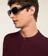 Polo de hombre de manga corta, color beige claro, con cuello mao y tapeta de dos botones.