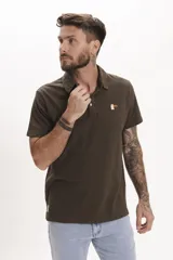 Remera tipo polo azul marino de manga corta con cuello clásico y cierre de dos botones. Presenta un pequeño bordado de un pájaro en el pecho.