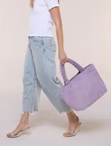 Cartera tipo shopper verde de textura suave y flexible, con doble asa superior fija texturada y compartimento principal amplio con botón metálico.