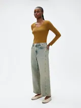 Remera marrón de manga larga con escote en V.