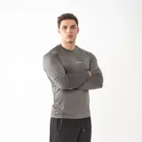 Remera de compresión manga larga color negro, con ajuste al cuerpo y logo de la marca Gains estampado en el pecho. Confeccionada en tejido técnico elástico y transpirable.