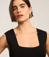 Blusa azul marino sin mangas confeccionada en tejido de punto con viscosa sostenible. Presenta escote cuadrado tanto en la parte delantera como en la espalda y breteles anchos.