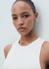 Vestido largo de punto, color blanco, con cuello halter y diseño entallado al cuerpo.