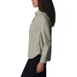 Camisa Columbia de manga larga en color verde militar, modelo Silver Ridge 3.0. Confeccionada con tecnología Omni-Shade™ de protección solar UPF 50 y tejido de secado rápido Omni-Wick™. Cuenta con cuello clásico, cierre frontal con botones, bolsillos en el pecho con solapa y sistema para arremangar las mangas.