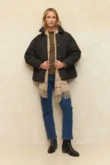 Polera de algodón color verde oliva, de manga larga y cuello alto.