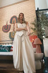 Pantalón negro de tiro alto y corte palazzo.