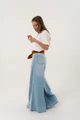 Pantalón de jean celeste de tiro medio y corte súper campana.