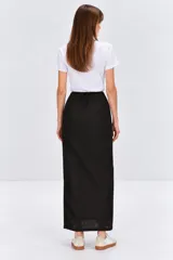 Falda midi de viscosa color beige con tajo frontal, tiro alto y diseño evasé.