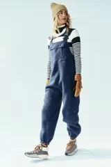 Mono de esquí azul marino de polar con tirantes ajustables, bolsillos con cierre y corte holgado.