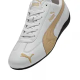 Championes Puma Speedcat LTH de perfil bajo, color blanco con detalles en dorado y suela negra. Diseño inspirado en el automovilismo con el logo de la marca en el lateral y la lengüeta.