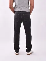 Pantalón de jean negro de corte recto.