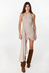 Vestido corto de lino celeste, con escote halter, falda drapeada asimétrica y cierre invisible en el lateral.