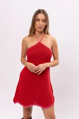 Vestido corto tejido de algodón color rojo con cuello halter y ribete rosado.