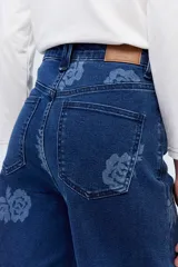 Jean wide leg de denim azul con estampado de rosas.
