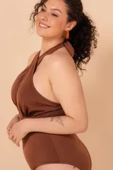 Malla entera color marrón con escote halter cruzado y espalda recta. Confeccionada con tela que contiene fibra LYCRA® XTRA LIFE™.