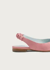 Ballerinas destalonadas de gamuza en combinación de colores rosado y verde militar, con punta fina, suela plana de cuero y tira elástica fruncida en el talón.