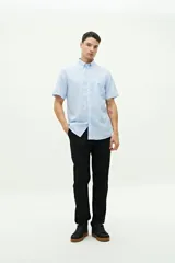 Camisa de manga corta confeccionada en una mezcla de lino y algodón, con cuello abotonado, cierre frontal con botones y bolsillo en el pecho. Presenta un ajuste regular y logo bordado.