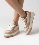 Championes de mujer Satinato con recortes contrastantes en tonos rosado, beige y marrón, suela gruesa bicolor y cordones anchos blancos.