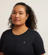 Remera deportiva básica de manga corta y cuello redondo, confeccionada en poliamida con tecnología Dry para mayor transpirabilidad y secado rápido. Presenta un diseño liso con el logo de la marca Ashua bordado en el pecho.