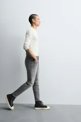 Jeans de hombre, corte skinny y largo cropped, color negro lavado. Presenta cinco bolsillos y cierre frontal con cremallera y botón.