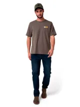 Remera de manga corta y cuello redondo en color verde oliva. Presenta un pequeño estampado rectangular en el pecho con el logo de Caterpillar y herramientas cruzadas, además de un gráfico estampado en la espalda.