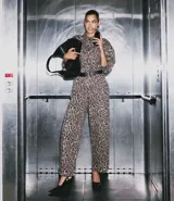 Pantalón baggy de sarga con estampado animal print, corte holgado y cintura mediana. Cuenta con bolsillos funcionales, trabillas para cinturón y cierre frontal con botón y cremallera.