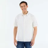 Camisa de manga corta con diseño de rayas verticales azules sobre fondo blanco, cuello camisero, cierre frontal con botones y bolsillo aplicado en el pecho.