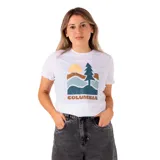 Remera blanca Columbia de manga corta con cuello redondo y diseño gráfico estampado en el frente que representa un paisaje natural con un árbol, montañas y sol, junto con la inscripción de la marca.