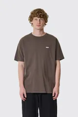Remera de manga corta color marrón oscuro con cuello redondo y logo de la marca Obey estampado en pequeño en el pecho. Confeccionada en algodón con acabado pigmentado.