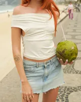 Top color crema con escote off-shoulder y frunce en el centro.