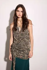 Vestido largo de gasa con estampado floral en tonos marrones y azules. Tiene escote en V pronunciado, espalda baja y drapeados en la cadera. Incluye un lazo para usar de varias formas.