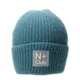 Gorro tipo beanie de tejido de punto grueso en color azul, con vuelta en el borde y parche rectangular frontal con el logo N+ Club en color crema.