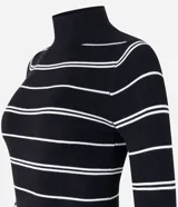 Suéter de punto negro con rayas horizontales blancas, cuello alto y mangas largas.