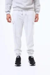 Pantalon cargo de felpa con bolsillos laterales, cintura elastizada con cordón de ajuste y puños en los tobillos.