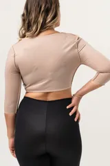 Chaleco color piel con mangas 3/4, para post-operatorio de liposucción de brazos. Confeccionado en tela de faja de alta contención.