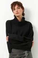 Polera color beige de poliéster reciclado, de cuello alto y manga larga.