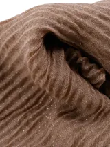 Bufanda rectangular negra con textura de tejido arrugado y detalles de hilos plateados.