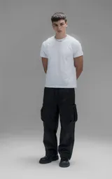 Pantalón cargo de corte regular confeccionado en textil técnico pesado. Presenta cintura elástica con cordón de ajuste, bolsillos laterales en la cintura y bolsillos cargo de gran tamaño en los muslos. Incluye elásticos con tancas en los tobillos para regular la apertura de la pierna.