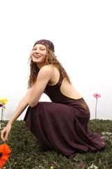 Vestido corto ajustado al cuerpo, color negro con detalles de ribetes en amarillo. Presenta un diseño sin mangas con espalda descubierta y una estampa gráfica en la parte posterior.