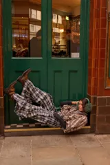 Pantalón de mujer con estampado cuadrillé en tonos azul marino, blanco y beige. Presenta apliques de tablas cosidas en el mismo género que aportan textura y movimiento, tajos laterales, y bolsillos delanteros y traseros.