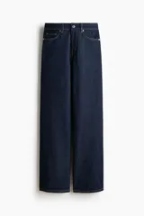 Jean wide leg de tiro alto en denim de algodón rígido color azul oscuro con costuras en contraste de color ocre. Cuenta con diseño de cinco bolsillos y cierre frontal con botón y cremallera.