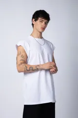 Musculosa de corte holgado con cuello redondo y sisas amplias, confeccionada en algodón de color negro.