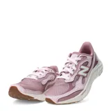 Championes de running New Balance Fresh Foam Arishi v4, color rosado con detalles en blanco. Presentan una parte superior de malla transpirable con refuerzos sintéticos, logo N lateral en color crema y entresuela con tecnología Fresh Foam para mayor amortiguación.