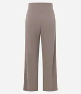 Pantalón recto color marrón de tejido anarruga, con cintura elástica ancha y bolsillos laterales funcionales.