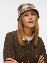 Gorro tipo pescador con diseño de cuadros en tonos marrones y beige, confeccionado en tejido plano de poliéster.